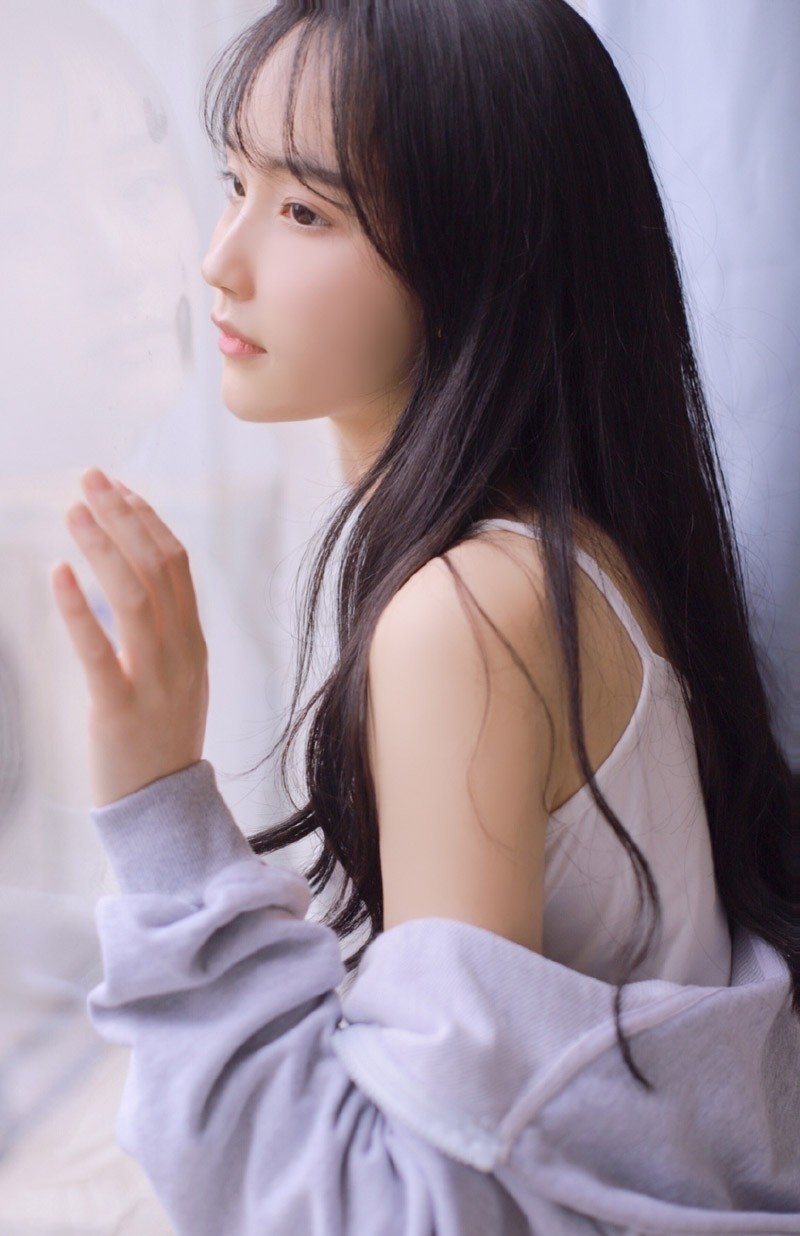 高颜值素颜美女性感吊带美腿床上唯美写真集
