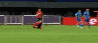 中国足球又现暴力一幕!中甲球员飞踹爆头,裁