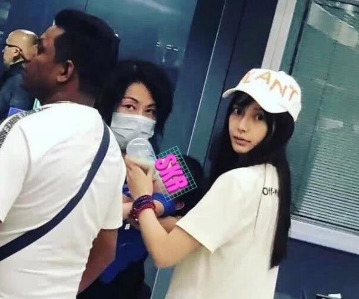 杨颖怀抱儿子在车内享受温馨时光,熟睡小海绵露出肉手
