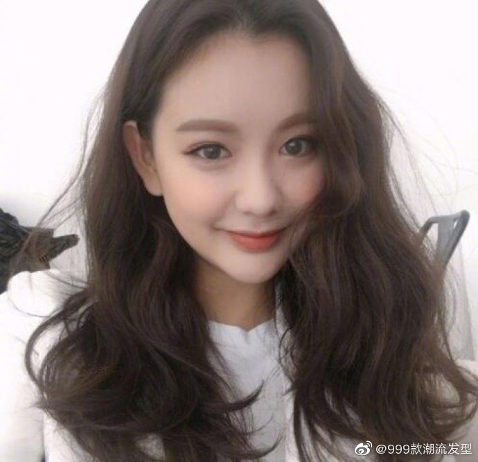 长卷发真的好美 这个季节适合留长发哦