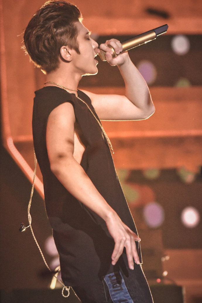 这性感的喉结，结实的肌肉，有没有被蔡徐坤小哥哥撩倒的?