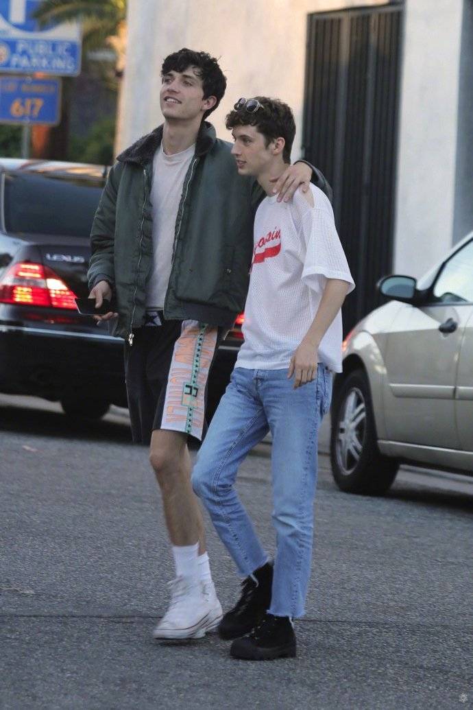 troye sivan和男友,troyesivan和男友 戳爷troye sivan和男友jacob bixenman当街拥吻!被甜哭了!