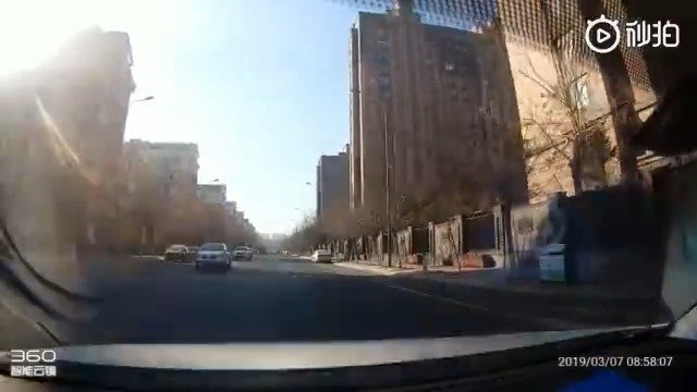 彩织街，吉AZ5537出租车，跨越双黄线超车撞到后视镜之后逃逸