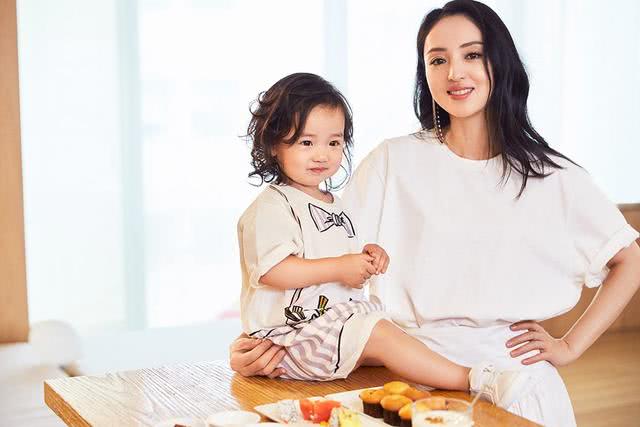 有种“遗传”叫董璇女儿,妈妈的高颜值一点也没浪费