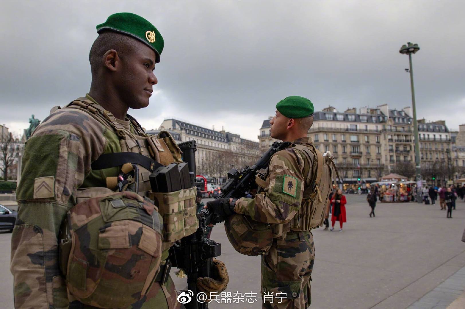 巴黎街头巡逻的法国外籍军团士兵