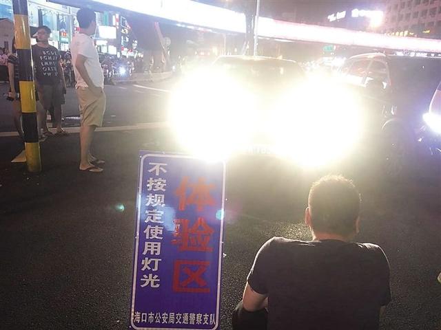 老司机也不一定懂,除了按喇叭,还有灯语可以传递信息