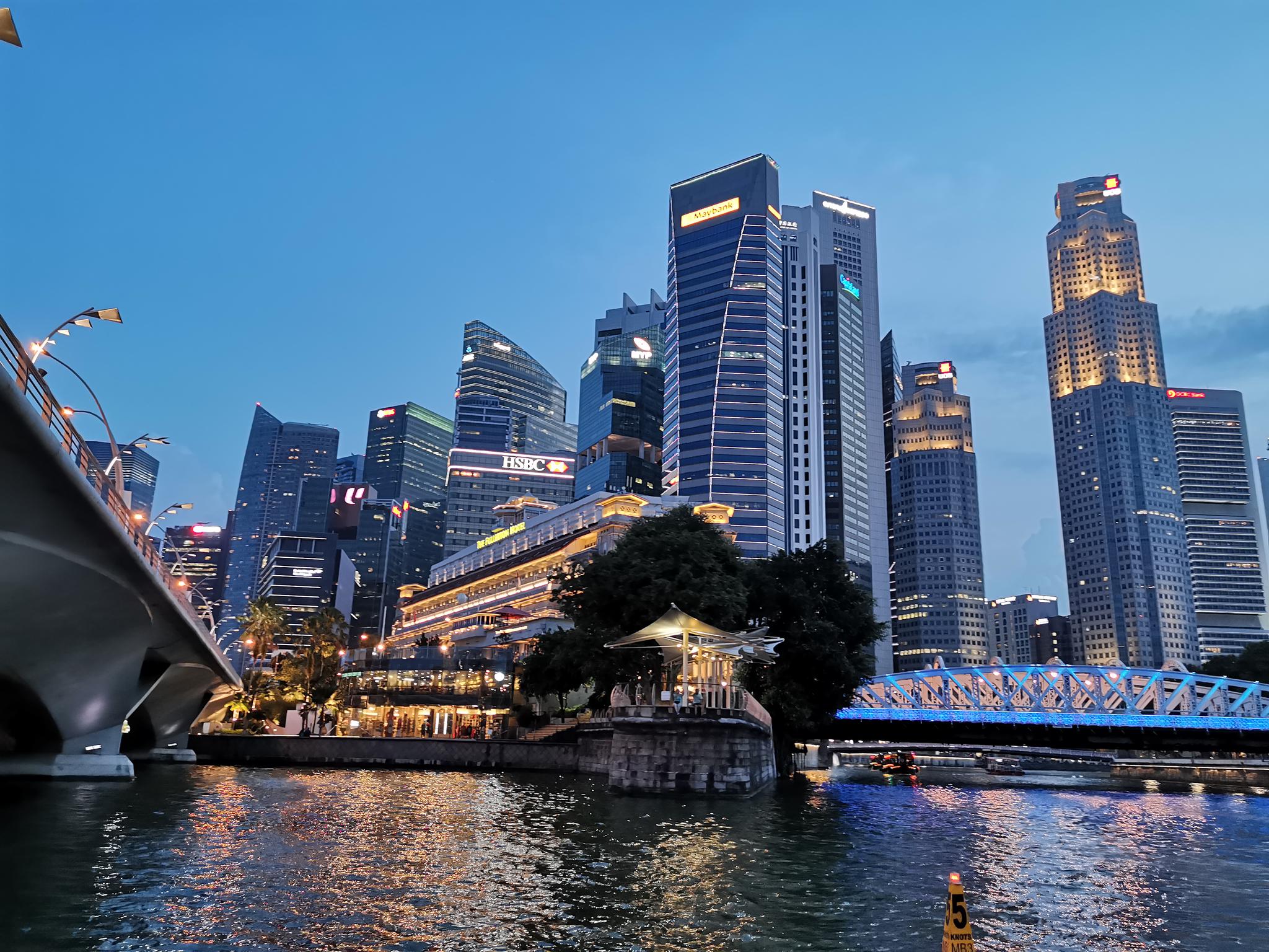 【携程攻略】新加坡新加坡摩天观景轮景点,非常不错，值得一去。一定要等到晚上看夜景，超美。周一去的，人不是…