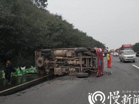 重庆一新车才做完保养 高速上开着开着轮胎飞了 网友评论炸锅