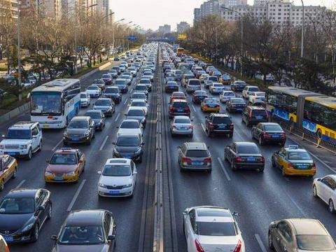 国六燃油已全国供应，车主担心油价会涨吗？加油站乐了：早晚的事