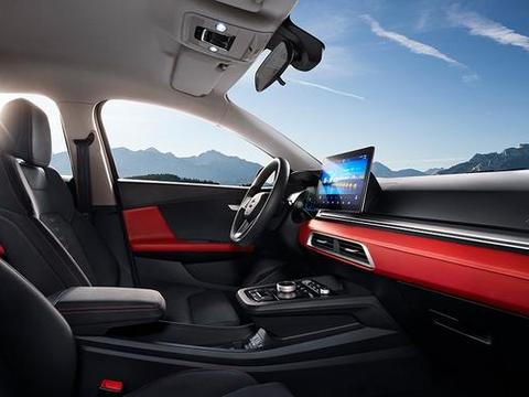 采用与外观相对应的撞色设计，比亚迪e2内饰官图发布