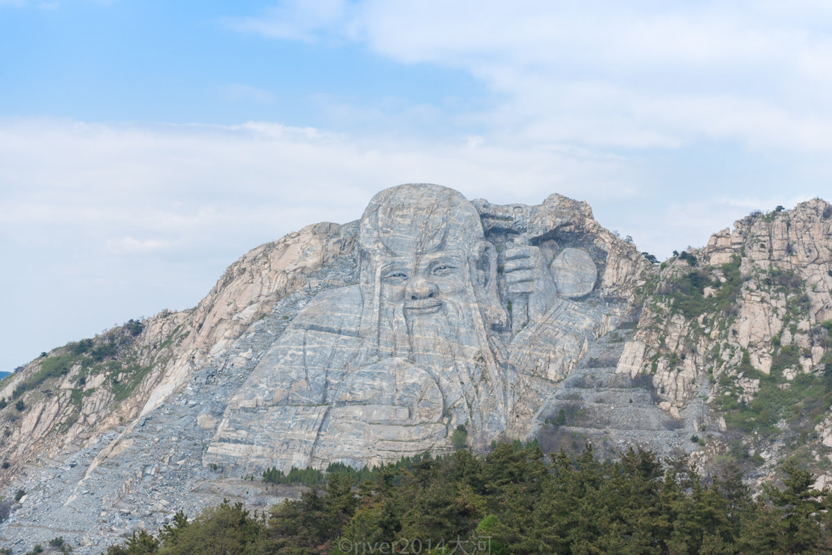 不少游客到了蒙山,都要去拜寿星,为自己和家人祈福.