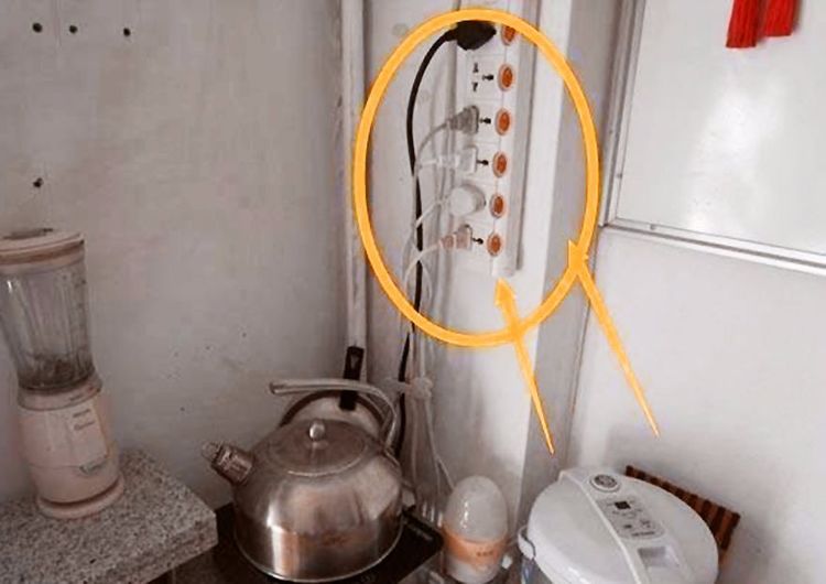 插座不够别乱拉电线:危险!精明业主都用爬墙器解决:安全