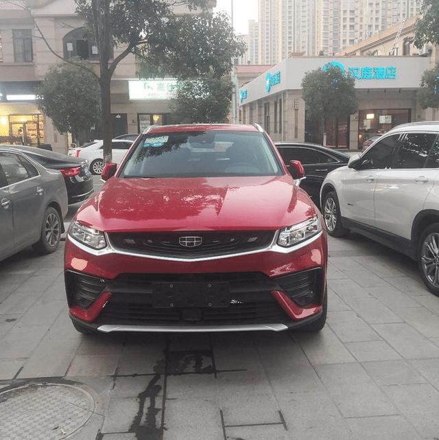 吉利FY11与宝马X6停在一起,都是红色,吉利FY11反而更霸气