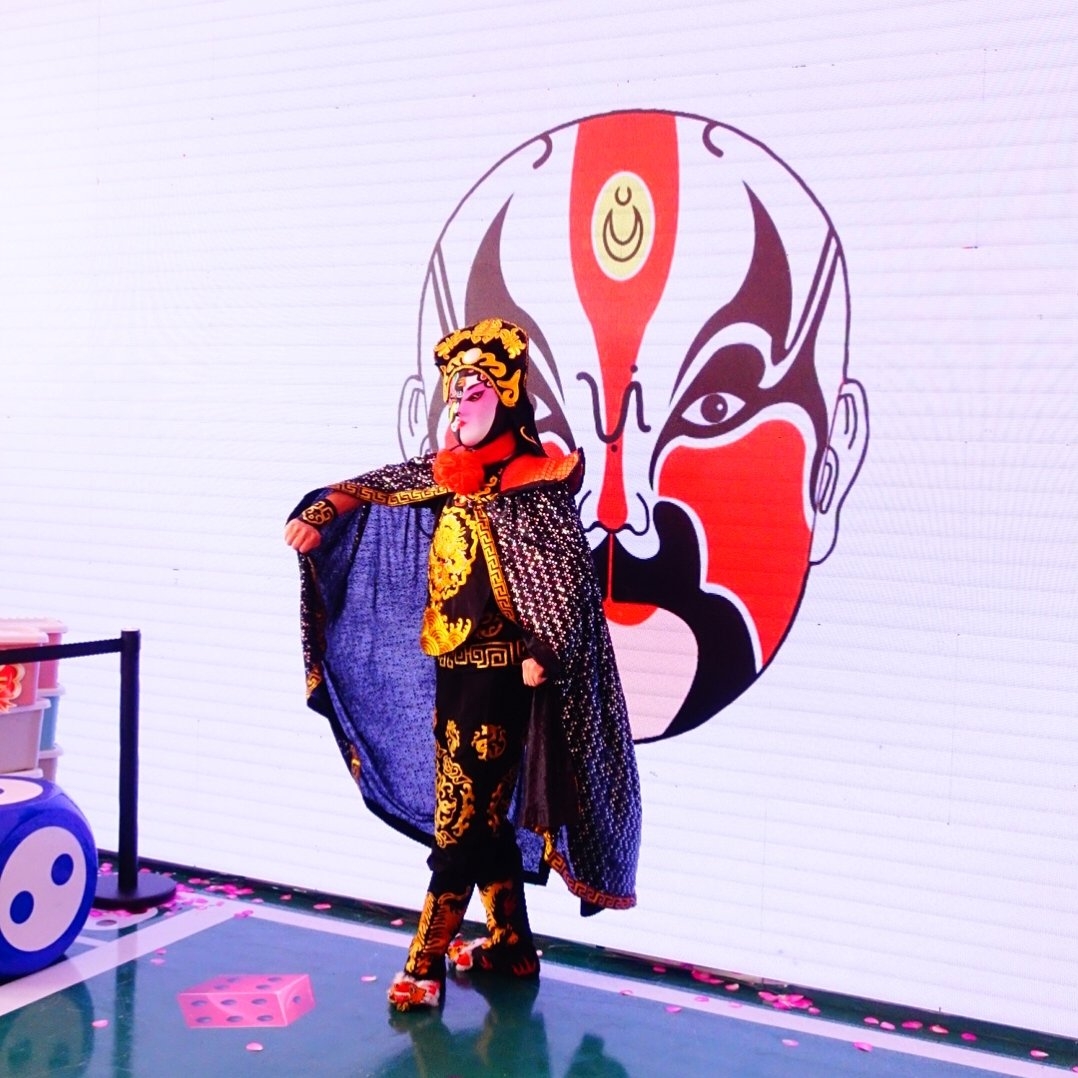 变脸。 拍自车展会。