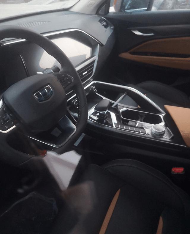 吉利FY11与宝马X6停在一起,都是红色,吉利FY11反而更霸气