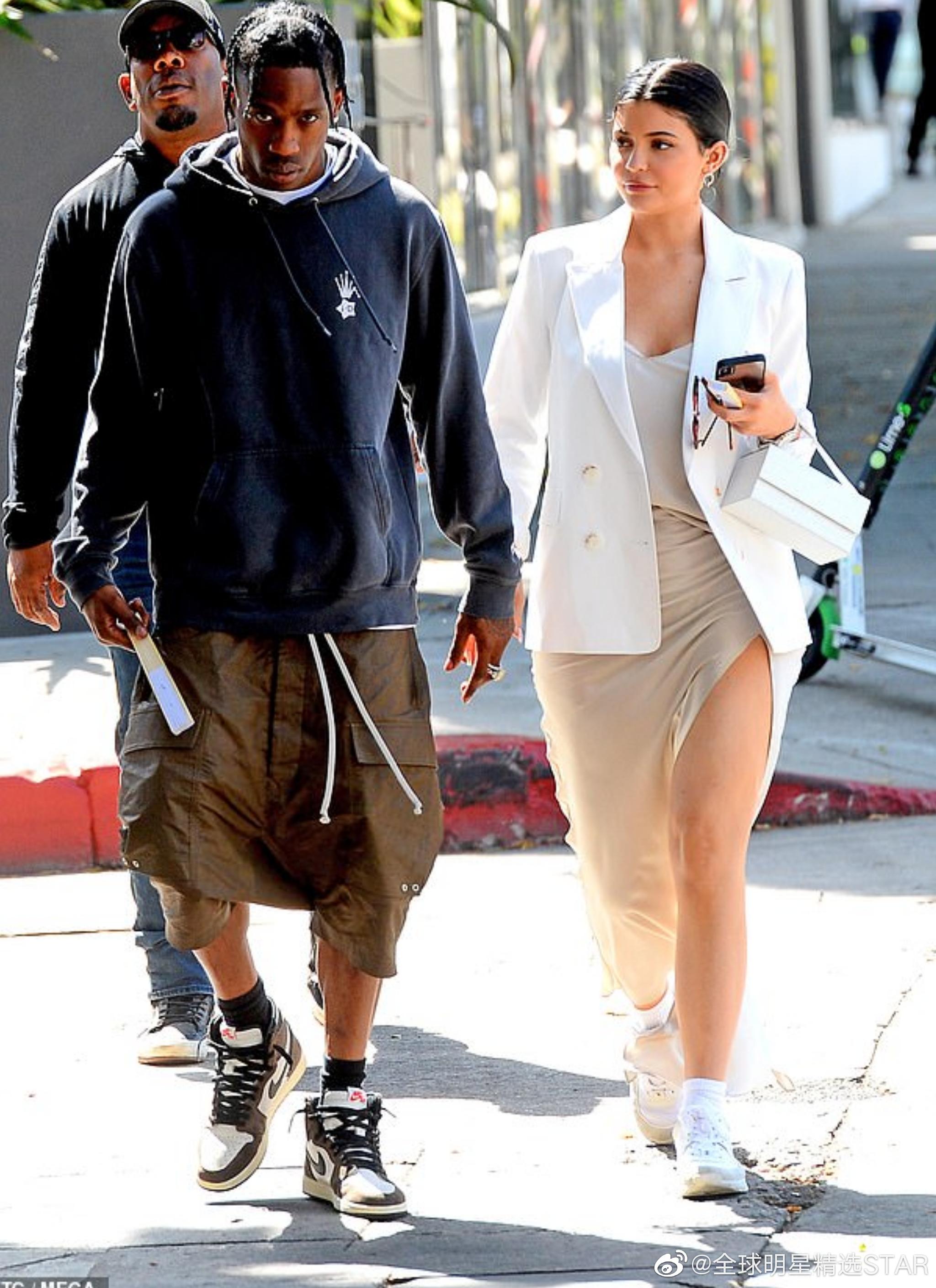 凯莉·詹娜和男友西好莱坞买家具,高开口连衣裙展示性感美腿|卡戴珊|西