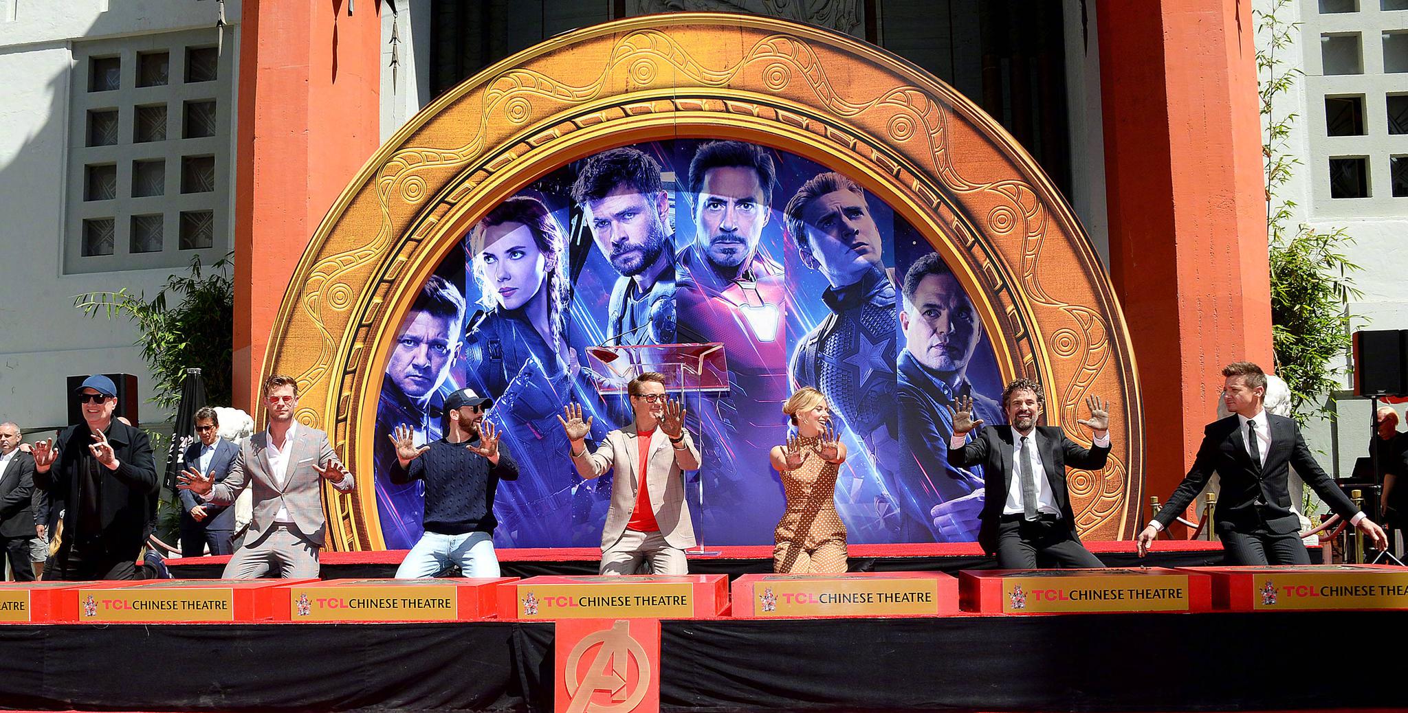 复联初代六人组与凯文·费奇在好莱坞中国剧院