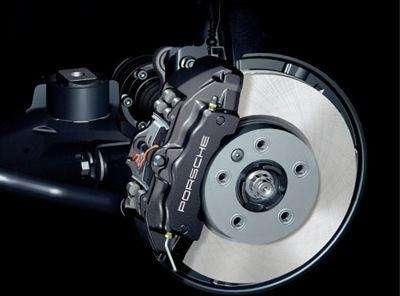 刹车片最好多久一换修理厂建议3万公里，老师傅却这样说