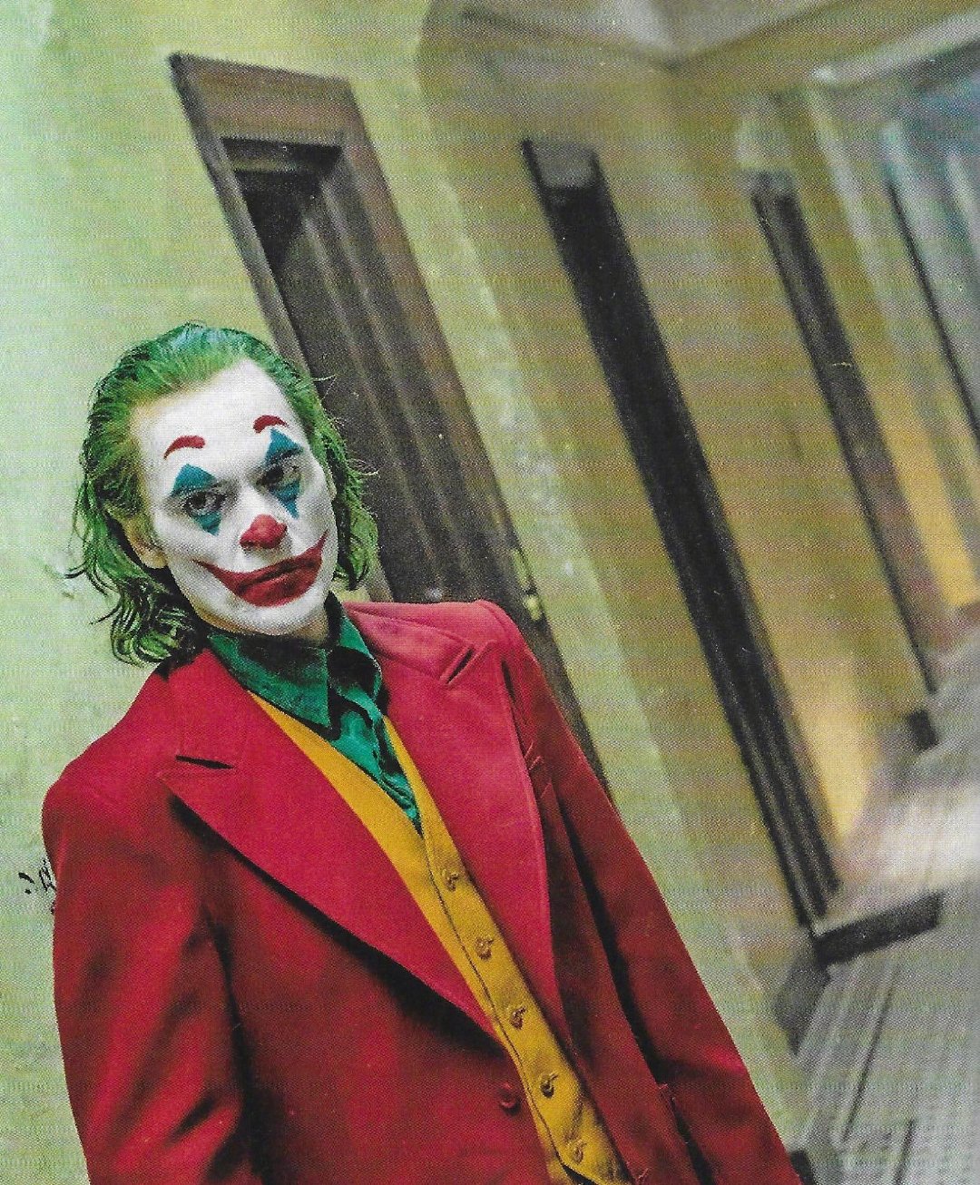 《小丑》曝光全新片场照， 杰昆·菲尼克斯一身红色西装街头狂奔|杰昆·菲尼克斯|小丑|片场_新浪新闻