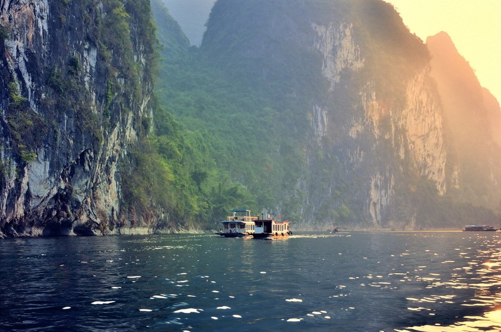 白发渔樵江渚上,惯看秋月春风。一壶浊酒喜相逢。古今多少事