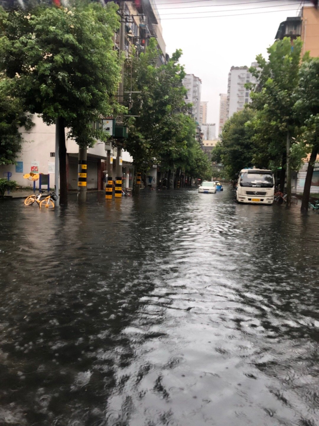一夜的暴雨打雷闪电天府三街等不少低洼地