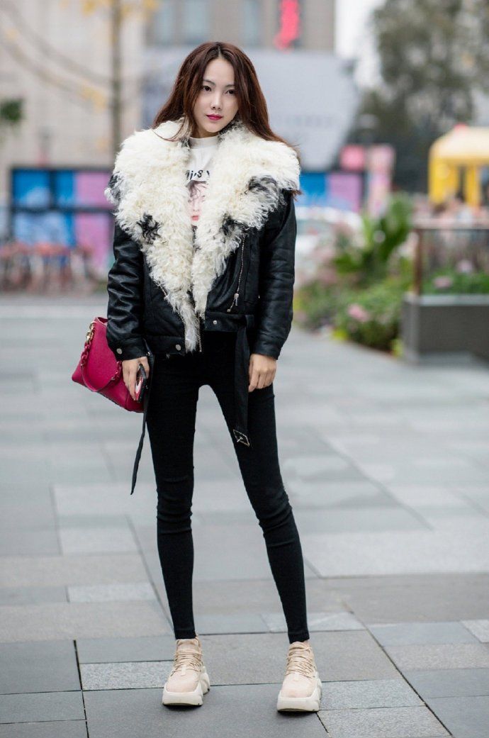 街拍冬日街头美女,体态轻盈五官精致的小姐姐,时尚着装气质撩人