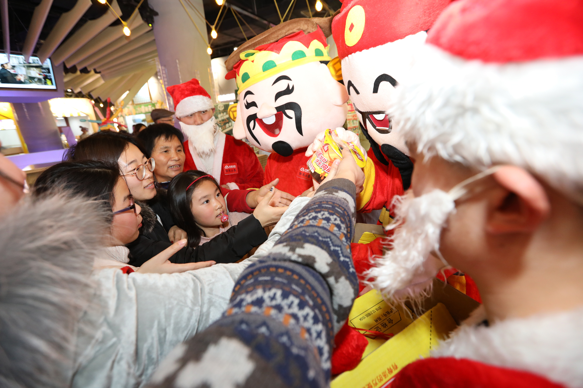 在河南郑州紫荆山路一家大型商场内,两个大学生扮成"财神,与圣诞老人