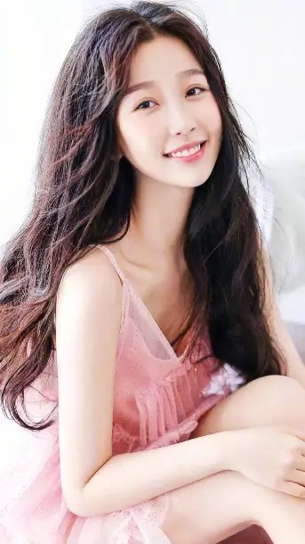 虞书欣多变造型肤白貌美清新灵动活力范!