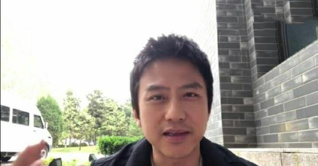 邓超坐墙角给跑男录视频,却被路人拍到他的背