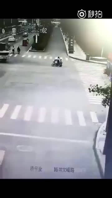 这算不算是故意杀人？电动车上还有一个可怜的孩子啊，十字路口