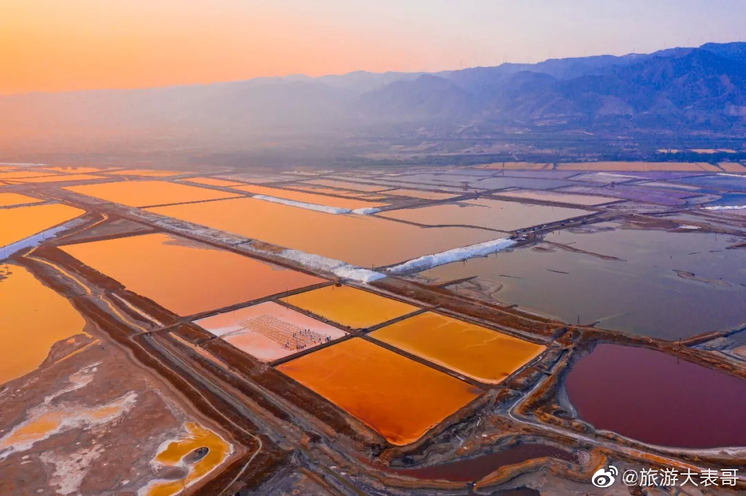 山西运城盐湖,从上空俯瞰,大大小小的盐池呈现出不同的颜色