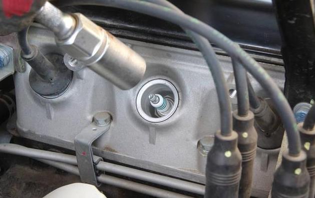 一个火花塞坏了，整车的火花塞都要换吗？