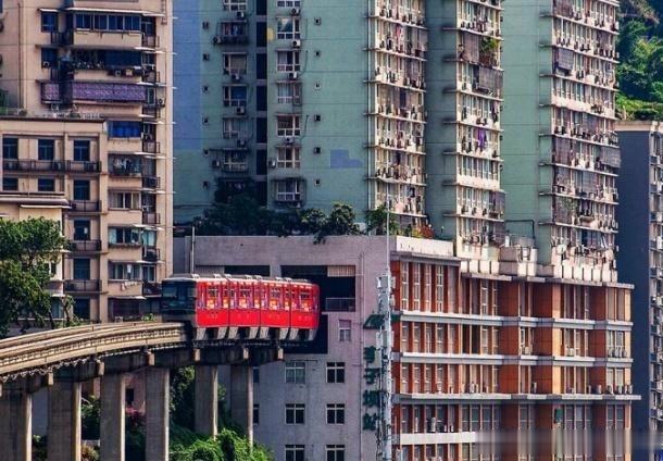 重庆大楼里穿过的轻轨,到底吵不吵?楼里面的居民是这么说的