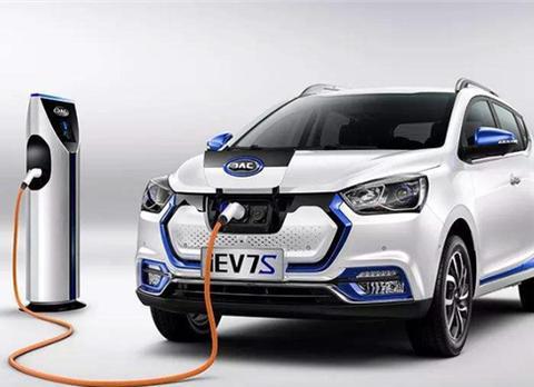 新能源汽车改变了生活，对于这类汽车，保养时有哪些需要注意