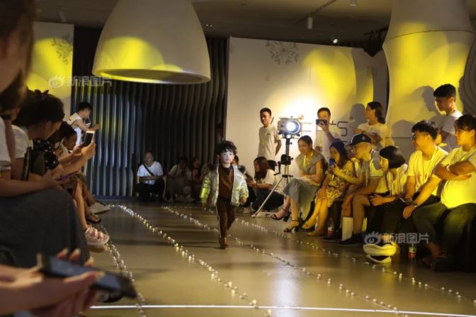 3岁童模被亲妈踹用衣架打,拿孩子当摇钱树的父