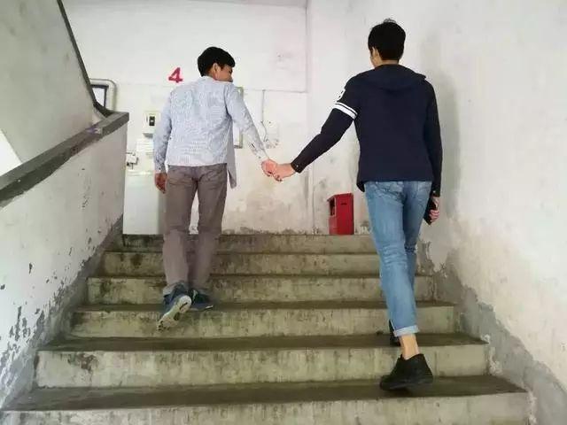 求大神p的浪漫点, 兄弟两个牵手进酒店是要搞基?