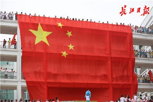 在巨幅国旗下，武汉这所高校500名师生和兵兵一起“快闪”