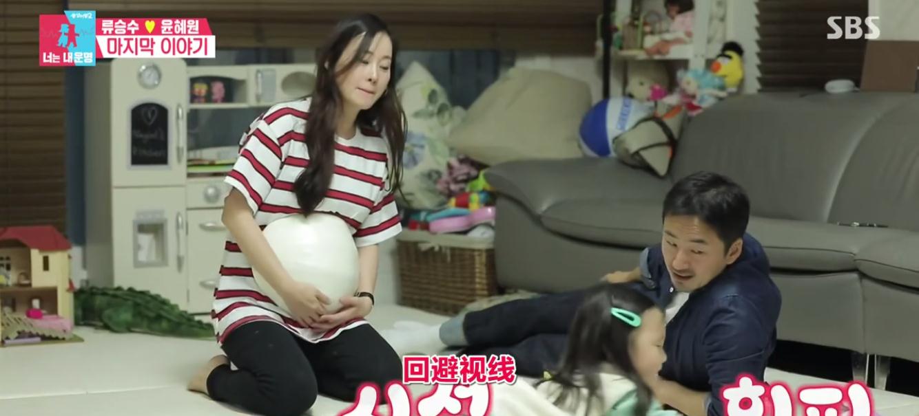 韩国男星做石膏摇篮，直接往老婆孕肚上抹石膏，十分具有创意！