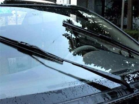 雨刮器发出异响还刮不干净，不要着急换新的，试试这个方法