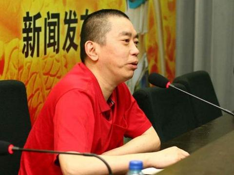 年纪轻轻就拥有奔驰，后来又买私人飞机，他的成功源于一句广告词