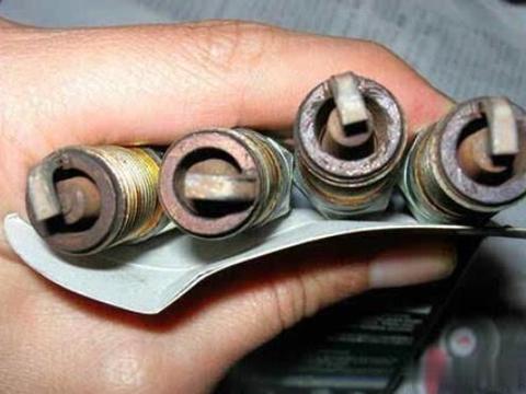 火花塞有积碳出问题了？老司机：80%车主都被骗了，它有自清能力