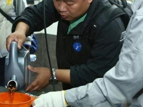 懂车的人都这样换机油,为爱车发动机做保养，维修师傅：这是行家