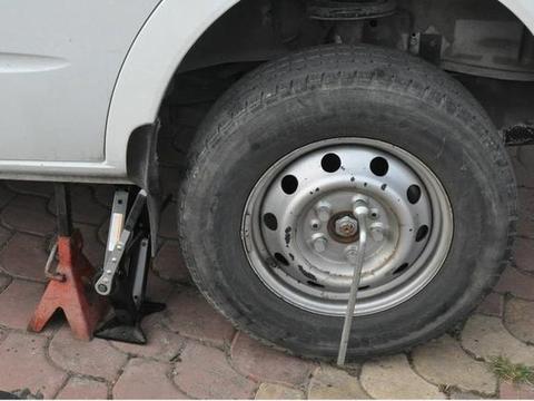 轮胎不能从头开到尾！爆胎风险变高，修车师傅：每这个里程要换位