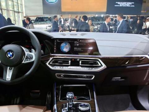 这些元素又和谐地融合一体，少有能达到如此强烈运动感的SUV车型