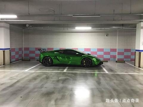 豪车霸道占用多个车位，旁人愤怒上前看到纸条后，只能无奈离开