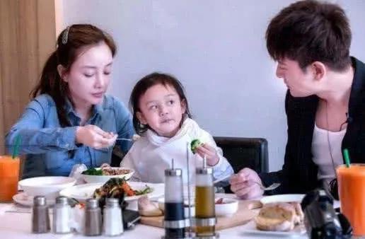 贾乃亮李小璐同发微博 网友:看微博就知道他们