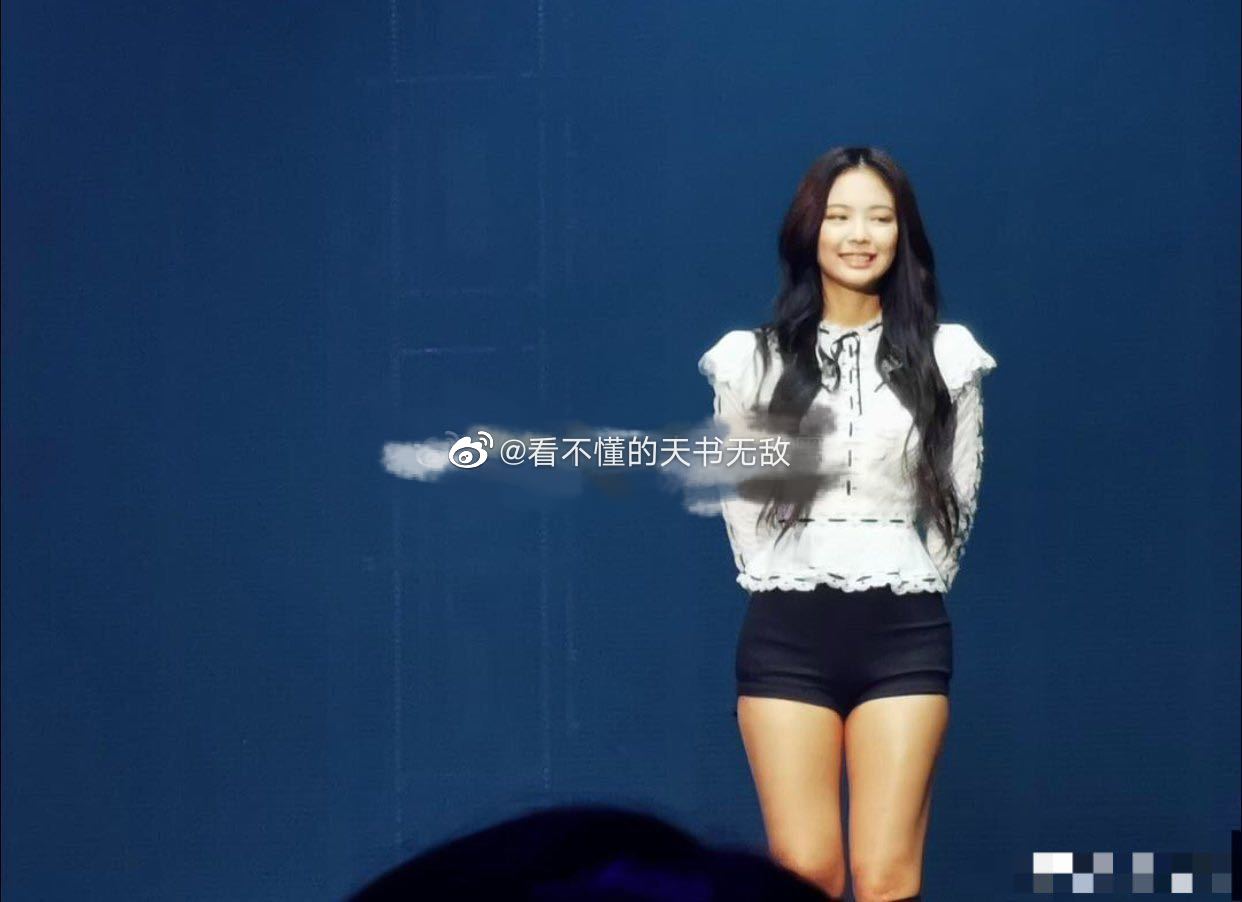 jennie演唱会服装副乳,jennie服装太暴露 这样看jennie的身材好迷啊!大腿和副乳都好丑
