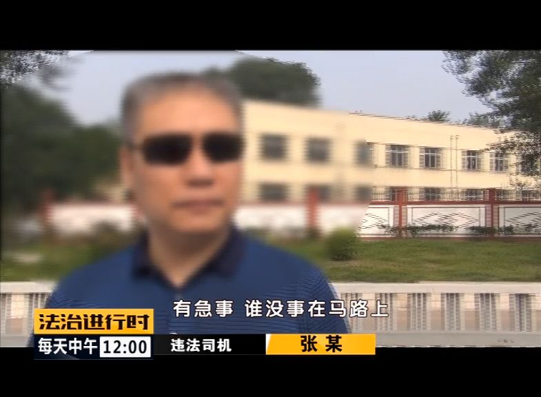 宝马z4猛劲儿闯卡,车牌号F被贴成E,交警火眼金睛迅速截停!