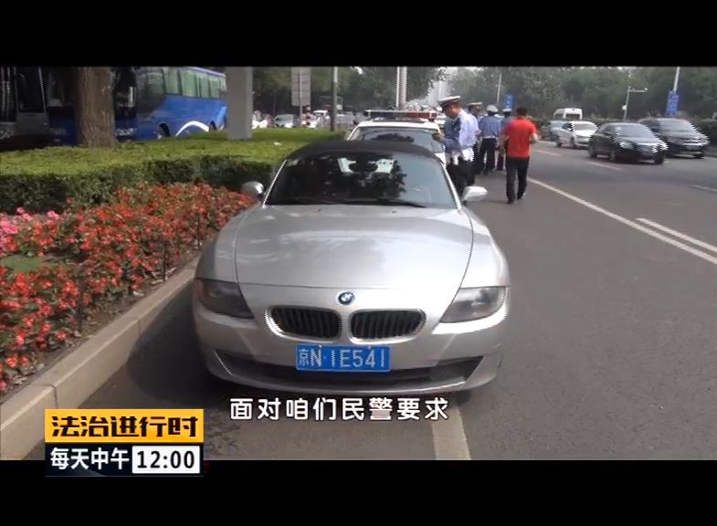 宝马z4猛劲儿闯卡,车牌号F被贴成E,交警火眼金睛迅速截停!