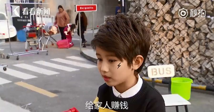 3岁童模被亲妈踹用衣架打,拿孩子当摇钱树的父